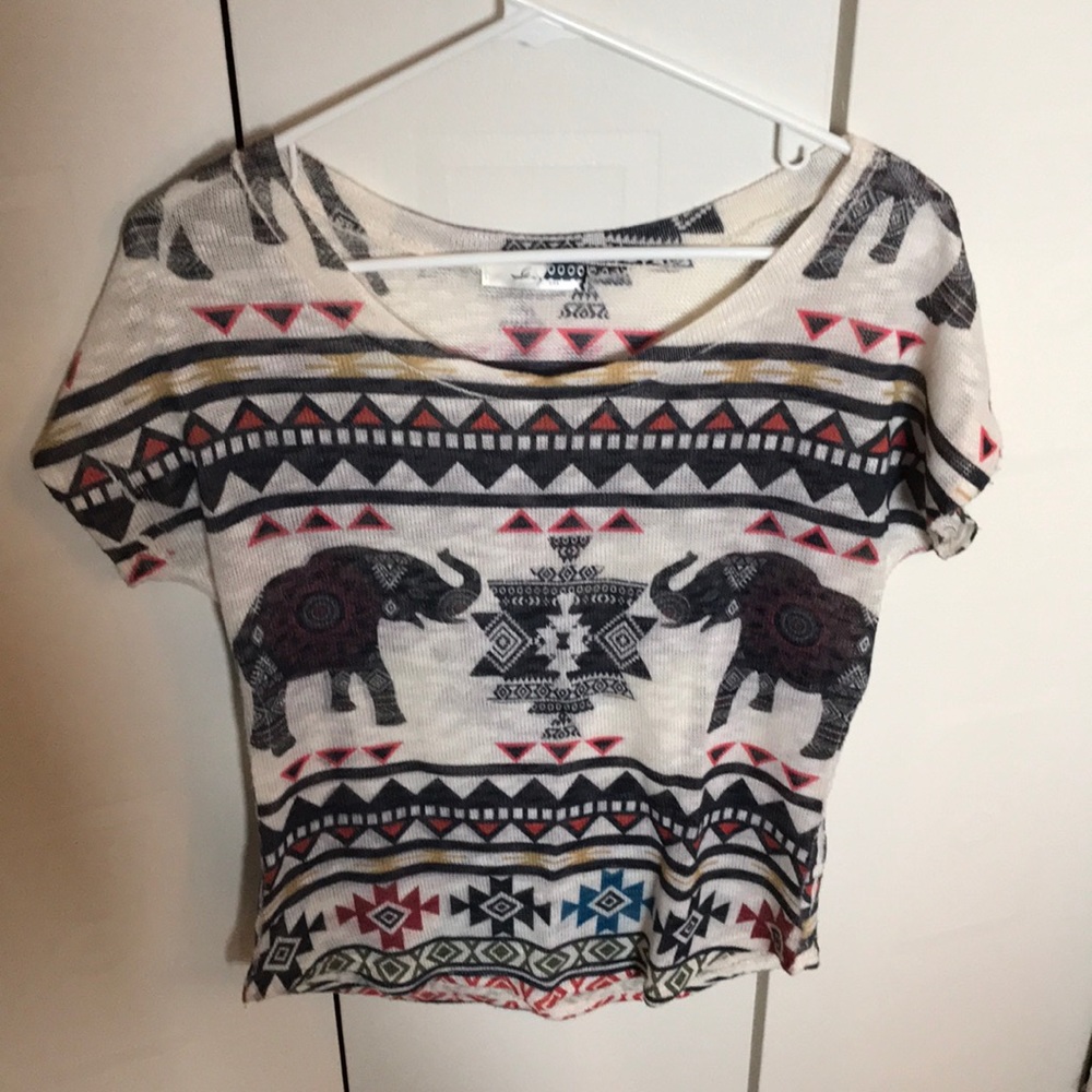 Adorable tribal swoop neck short sleeve shirt.